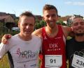 Bild: kro
Die drei Schnellsten über 8200 Meter: der Zweitplatzierte Michael Lang (DJK Weiden, von links), Tagessieger Swen Arnold (DJK Weiden) und der Dritte David Kucharik.