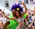 Bild: Matthias Merz/dpa
Eine Tänzerin ist beim großen Umzug des Samba-Festivals.