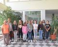 Bild: jzk
Sportlehrerin Birgit Emerig und Schulleiterin Christine Wiesend (von links) gratulieren den zehn besten Mädchen: Leonie Bauer (6. Klasse), Fiona Janisch (6), Leonie Fehn (5b), Evelyn Weber (6), Celine Kastner (6), Luisa Bauer (6), Viktoria Krieger (6), Saskia Schüler (5a), Rojin Hazim (5a), Carina Luckas (5a).