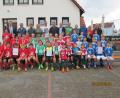 Bild: khg
Stolz präsentieren sich die vier besten Jungen-Teams aus (von links) Auerbach, Vilseck, Freudenberg und Illschwang nach der Grundschul-Landkreismeisterschaft mit den Ehrengästen. Die Meister bekommen von der Sparkasse Amberg-Sulzbach T-Shirts, die folgenden neun Teams Bälle von Bürgermeister Hans-Martin Schertl und Günter Simmerl (Conrad-Sportförderung). Besonders geehrt werden die besten Torschützen: Lukas Merkl (10 Tore/Auerbach), Jakob Piehler (8/Freudenberg), Noah Keller (7/Illschwang) sowie (je 5 Tore) Zaid Al Osman (Pestalozzi) und Nils Lorenz (Auerbach), Simon Schmidt (4/Illschwang) und (je 3) Jonas Germershausen, Benedikt Liebenow und Noah Ziegler (alle Vilseck I).