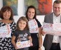 Bild: Michaela Lowak
Nun können die Ferien kommen: Christine Wolf, Katja Stessmann mit Töchterchen Lisa und Bürgermeister Karlheinz Budnik (von links) präsentieren das Ferienprogramm 2018.