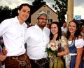 Bild: zer
Regina Reil und Daniel Zimmerer (Mitte) sind das neue Oberkirwapaar. Die ersten Gratulanten sind ihre Vorgänger Johannes Albrecht und Julia Hierold.