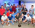 Bild: hai
Triumphierender und strahlender Sieger und Gewinner des zum 36. Mal ausgespielten Adam-Gmeiner-Gedächtnis-Pokals: der Schmidtie Stammtisch um Lui Geisler (stehend fünfter von links) im Kreis seines Teams und der Mannschaftscoaches kniiend von links Hasan Özgan, Stefan Reichl, Frank Schmeissner, Bernhard und Norbert Nickl, Kevin Klose, Jens Brunner, Patrick Pfau, stehend von links Harald Zimmermann, Hakan Özgan, Markus Kauper, Christian Porsch, Lui Geisler, Michael Nerlich, Fabian Nickl, Wolfgang Beach Nickl, Christoph Lehner und Michael Walter. Mit im Bild Turnierorganisator Harald Zimmermann (links) und TSV-Vorsitzender Manfred Porsch