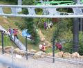 Bild: Markus Roider
Bergwacht und Feuerwehr seilen Besucher aus einer stehenden Sommerrodelbahn ab in Pottenstein ab. Foto: Markus Roider/Reporter 24