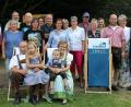 Bild: pko
Hans und Anneliese Mehltretter (vorne sitzend, mit den Enkeln) eröffneten vor 20 Jahren den Campingplatz. Zum Jubiläum ehrten Bürgermeister Martin Birner (links) sowie (von rechts) Markus Greiner (Tourismusverein), Alexandra Beier (Oberpfälzer Wald), Betreiber Bernd Mehltretter und Verena Danner (Oberpfälzer Seenland) die treuen Gäste.