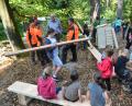 Bild: dob
Rumsitzen und zuhören: So funktioniert das nicht im grünen Klassenzimmer. Alle packen im Wald bei Neudorf beim ersten Projekt dieser Art in der Region kräftig mit an.