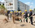 Bild: Gabriele. Schönberger
Hoch damit: Architekt Peter Kuchenreuther, Bauunternehmer Christian Bauer, Stadtpfarrer Johannes Lukas, die KWS-Geschäftsführer Markus Jakob und Maximilian Seitz, Caritas-Direktor Michael Weißmann, Anna Schell (81), die Vorsitzende des Heimrats von St. Konrad, Oberbürgermeister Kurt Seggewiß, Martin Kneidl, der Leiter des Wohn- und Pflegeheimes St. Konrad, sowie Dr. Robert Seitz, Abteilungsleiter Soziale Einrichtungen bei der Caritas Regensburg (von links), beim Spatenstich. Im Hintergrund der Altbau des Seniorenheims St. Konrad. 	Bild: Gabriele. Schönberger