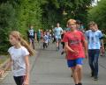 Bild: dob
Rund 250 Kinder aus Sonderpädagogischem Förderzentrum, SVE und den Kindergärten machen sich Runde für Runde auf den Weg durch das Sportzentrum. Gut 900 Euro kamen zusammen.