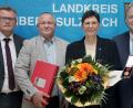 Bild: Wolfgang Steinbacher
Nicht nur vornehme Pflicht, sondern ein Herzensanliegen ist es Landrat Richard Reisinger (rechts) Maria Boßle die Bundesverdienstmedaille überreichen zu können, zu der ihr Ehemann Benedikt (Zweiter von links) und Bürgermeister Michael Göth (links) als erste gratulieren.