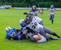 Bild: Fabian Gruber
Die Verteidigung der Mad Bulldogs Amberg (helle Trikots) schaffte es mit vollem K&ouml;rpereinsatz immer wieder, das starke Laufspiel der Weiden Vikings zu stoppen.