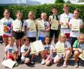 Bild: agr
Urkunden und Medaillen bekamen die Sportler für ihren Start beim Kindertriathlon überreicht.