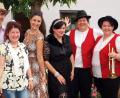 Bild: sön
„Bekannte Schlagerstars“ traten beim Sommerfest des BRK-Seniorenheims in Ensdorf auf (von links): Georg Faulhaber als Henry Valentino mit Sylvia Maubarak als Uschi, Anita Holliday stand als Manuela auf der Bühne, Astrid Kerner alias Conny Francis und Irmi Meier sowie Simone Trepesch gaben die Wildecker Herzbuben.