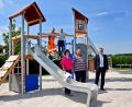 Bild: Hartl
Sie sind stolz auf den gelungenen neuen Spielplatz: von links Peter Pfortner und Erwin Turner (oben) Christine Schaller-Kokesch, Klaus Herbst und Bürgermeister Michael Göth.