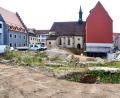 Bild: Petra Hartl
So sieht es Mitte Juli 2018 auf dem Bürgerspitalgelände in der Amberger Altstadt aus. Der Eckert-Bau mit dem großen roten Giebel ist bereits saniert. Direkt im Anschluss soll das Ten-Brinke-Projekt entstehen.