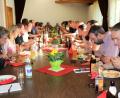 Bild: wec
Die Einsatzkräfte beim Danke-Essen im Pfarrsaal. Unter ihnen auch Gastgeber Bürgermeister Josef Gilch.