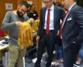 Bild: (usc)
Salim Abo Harash, der 2015 als junger Flüchtling in Amberg landete, erläuterte als Friseur-Azubi IHK-Vizepräsident Dr. Rolf Pfeiffer (Mitte) und IHK-Geschäftsführer Bernhard Reif einige bereits erlernte Fertigkeiten.