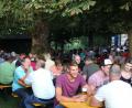Bild: kro
Im Freien und unter Bäumen genossen dieses Besucher dass Tirschenreuther Fischerfest.