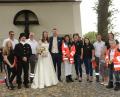 Bild: bey
Markus Maier und Sandra Völkl gaben sich in der St. Felixkirche das Jawort. Dazu gratulieren Bereitschaftsleiter Sebastian Windschügl (Dritter von links), Leitende Bereitschaftsärztin Dr. Gudrun Graf (Sechste von rechts) und zahlreiche weitere BRK-Bereischaftsmitglieder.