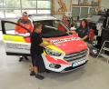 Bild: mor
Stellvertretender Bereitschaftsleiter Patrick Hößl und HvO-Leiterin Jasmin Träger (in Einsatzkleidung) freuen sich über das neue Einsatzauto. Tanja und Bernd Hutzler bekleben in ihrer Firma das Auto.