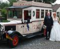 Bild: lk
Mit einem besonderen Brautauto, der Hochzeitskutsche, fuhren der Bräutigam Raphael Rahm und seine Braut Veronika Rahm, geborene Trottmann, vor. Mit dabei war auch die kleine Miriam, Nichte des Bräutigams (links).