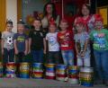 Bild: mez
Die Erzieherinnen des Herz-Jesu-Kindergartens basteln mit den Buben und Mädchen Märchentrommeln.