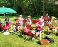 Bild: mng
Lieber im Warmen sitzen als im kalten Wasser stehen: Das sagte sich die Stadtkapelle und übernahm die musikalische Gestaltung des Sommerfestes im BRK-Seniorenheim. Damit löste das Ensemble sein Versprechen ein, lieber ohne Gage für einen guten Zweck zu spielen, anstatt einen weiteren Verein für die „Cold Water Challenge“ zu benennen.