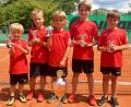 Bild: lst
Der TC Rot-Weiß Auerbach II bejubelt in der U9-Kleinfeld die Bezirksmeisterschaft.