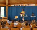 Bild: jkt
Die Lesung seines Kinderbuches ergänzt Oliver Scherz durch Lieder, während „Elefant“ Abuu auf seiner Gitarre wartet.