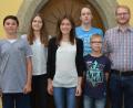 Bild: dob
Marie Wittmann und Anna Braun (Zweite und Dritte von links) hören in der Filialkirche St. Thomas mit dem Ministrieren auf. Johannes Wittmann (vorne, rechts) ist einer der neuen Messdiener. Philipp Hirmer (links) und Johannes Schieder (hinten) sind die neuen Oberministranten und treten in die Fußstapfen der Vorgängerinnen.