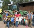 Bild: exb
Die "wilden Stiere" der dritten und vierten Klasse mit Lehrerin Birgit Zant (Mitte) besuchten den Erlebnisbauernhof von Petra, Anna und Christof Fischer (von rechts).
