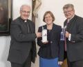 Bild: altrofoto.de
Vertragsunterzeichnung Susanne Horn neue Geschäftsführerin Brauerei Bischofshof Nachfolgerin Hermann Goß Geschäftsführer Brauerei Bischofshof Bischöfliches Ordinariat Regensburg Foto: altrofoto.de