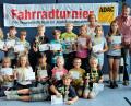 Bild: wlr
Die Gewinner des Fahrradturniers mit stellvertretendem ADAC-Vorsitzenden Karl Seiler (von links), ADAC-Vorstandsmitglied Renate Müller, 2. Bürgermeister Hans Beutner und Rektorin Gabriela Bäumler mit den Gewinnern der jeweiligen Klassen