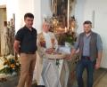 Bild: gi
Theo Bauer (rechts) mit seinem Meisterwerk. Über den Taufstein in der Filialkirche Tröbes freuen sich Pfarrer Josef Most (Mitte) und Kirchenpfleger Bernhard Rom.