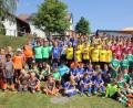 Bild: kro
Zehn E-Juniorenmannschaften beteiligten sich am Samstag an einem Nachwuchsturnier des TSV Konnersreuth. Im Bild alle Teams mit TSV-Jugendleiter Stefan Scherer und TSV-Vorsitzendem Maximilian Siller (hinten, von links).