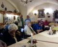 Bild: kgg
Seniorenbeauftragter der Stadt Siegfried Achatz (stehend links) hieß die nach der Besichtigung der Basilika zu Kaffee, Kuchen und Eis ins Hotel der Familie Pirkl ein und bedankte sich bei Kathrin Dietz,rechts) für die Organisation dieses Ausflugs.