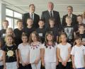 Bild: Wolfgang Steinbacher
Die Albert-Schweitzer- und Rupert-Egenberger-Schule sind Jugend-Kulturförderpreisträger (hinten von links:) Bezirksrat Richard Gaßner, Bezirkstagspräsident Franz Löffler, der Amberger Bürgermeister Martin Preuß, Grundschullehrerin Brigitte Hausmann, Förderzentrumsleiterin Isabel Wernekke (Rupert-Egenberger-Schule), Sonderschulpädagogin Beatrix Hiltl, Rektorin Marion Weigl (Albert-Schweitzer-Grundschule), Grundschullehrerin Ulrike Doschat, Sonderschulpädagogin Christine Seraphin und (vorne) die Partnerklassen.