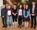 Bild: exb
Die Redaktion um Chefredakteurin Marisa Biersack (Zweite von rechts),
Betreuungslehrerinnen Sylvia Eller (Dritte von rechts), Andrea Bauernschmitt
(Vierte von links) und Schulleiter German Helgert freuen sich über den
ersten Platz. Mit im Bild ist stellvertretender Vorsitzender des Bildungsausschusses, Professor GerhardWaschler (rechts).