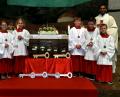 Bild: zer
Sechs neue Ministranten erfahren im Aufnahmegottesdienst, dass der Glaube der wichtigste Schlüssel ist, um die wertvolle Truhe der Freundschaft zu Jesu zu öffnen.