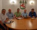 Bild: jr
Bei einem Termin im Rathaus wurde die CSU-Bürgerfestzeitung vorgestellt. Im Bild (von links) Reinhard Betzl, Detlev Ernst, Uwe Rosner, Bürgermeister Max Bindl, Alfons Ulrich und CSU-Ortsvorsitzender Andreas Malzer.