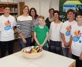 Bild: exb
Die Schüler des Schulteams sind auf dem Foto mit der Leiterin der Schulfirma, Iris Hösl (Vierte von rechts), der Elternbeiratsvorsitzenden Johanna Baumann (Dritte von links) und der stellvertretenden Schulleiterin Anja Wiesner (Mitte) zu sehen.
