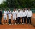 Bild: hai
Unterstützung von vielen Seiten erfahren die Tennisfreunde Oberbibrach anlässlich ihres Jubiläumskirchweihturnieres. Gemeinderat Alexander Goller (links) und CSU-Vorsitzender Peter Stickling (Dritter von links) etwa übergaben dem von Norbert Schecklmann (rechts) geführten Verein eine 100-Euro-Spende.