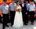 Bild: zer
Nach der Trauung der Pirker Jessica und Miro Hümmer in Weiherhammer nimmt die Pirker Feuerwehr die Brautleute in Empfang und gratuliert.