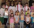 Bild: exb
Beim Familiengottesdienst dankte Pastoralreferent Andreas Hartung (hinten links) sowie Pfarrer Herbert Rösl (rechts) den beiden scheidenden Ministranten (Mitte) Benedikt Fink und Ferdinand Bauer. Die Kinder der zweiten Klasse (mittlere Reihe) und auch die Erstklässler (vorne) gestalteten die Predigt mit.