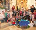 Bild: hl
Die Kindergartenkinder vor dem Volksaltar und die symbolisch dargestellte Schöpfungsgeschichte mit Pfarrer Stretz, dem Kindergartenpersonal sowie Leiterin Kerstin Dilling (zweite Reihe, Zweite von rechts).