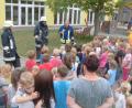 Bild: ohr
Kürzlich probte der Kindergarten St. Christophorus Stulln in einer Brandschutzübung den „Ernstfall“.Im Anschluss interessierte vor allem die Ausrüstung des Atemschutzträgers die Drei- bis Sechsjährigen. Der Zweite Kommandant der örtlichen Feuerwehr, Christoph Bierner (rechts), beantwortete im Beisein von Kindergartenleiterin Sabine Maderer (rechts außen) die zahlreichen Fragen.