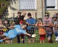 Bild: btg
Pfreimds Keeper Dominik Aurich streckt sich beim Elfmeter der Donaustaufer in der achten Minute vergebens. Die SpVgg verlor ihr erstes Landesliga-Heimspiel gegen den SV Donaustauf mit 0:4.