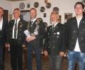 Bild: twi
Thomas Jenke (Mitte) wurde neuer Schützenkönig. Als Ritter fungiert sein Vater Hans-Erich Jenke (Zweiter von links). Dazu gratulierten (von links) Zweiter Bürgermeister Alexander Werner, Gildemeister Georg Rebl und der Schützenkönig des Vorjahres, Jonathan Schmid.