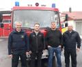 Bild: wmi
Die Kreisbrandmeister Rainer Kopp (links) und Jürgen Haider (rechts) gratulierten Fabian Reiß und Florian Hörl (Zweiter und Dritter von links) zur erfolgreichen Prüfung für den „Feuerwehrführerschein“.