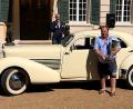 Bild: zer
Mit dem Cord 812 errang Konrad Fischer vor kurzem einen Pokal. Bei der Oldtimerausfahrt in Neustadt stellt er das Auto den Besuchern vor.