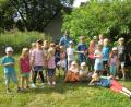 Bild: bas
Die kleinen Entdecker des Obst- und Gartenbauvereins Freudenberg/Wutschorf auf der Obstwiese des Pfarrgartens Wutschdorf mit Pfarrer Moses Gudapati.